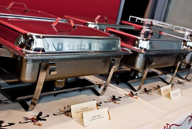 Indonesische catering in chafing dishes